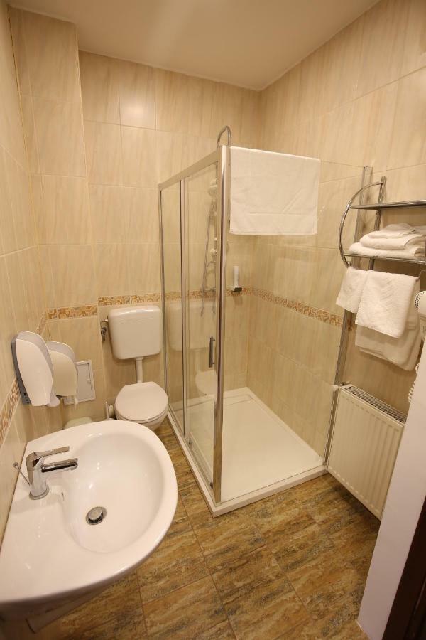 Pension Ferdinand Panzio Sfântu-Gheorghe Exteriör bild